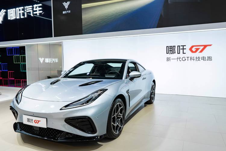 成都127哪吒汽车在智能汽车领域的表现，领途汽车在新能源汽车市场中的影响力